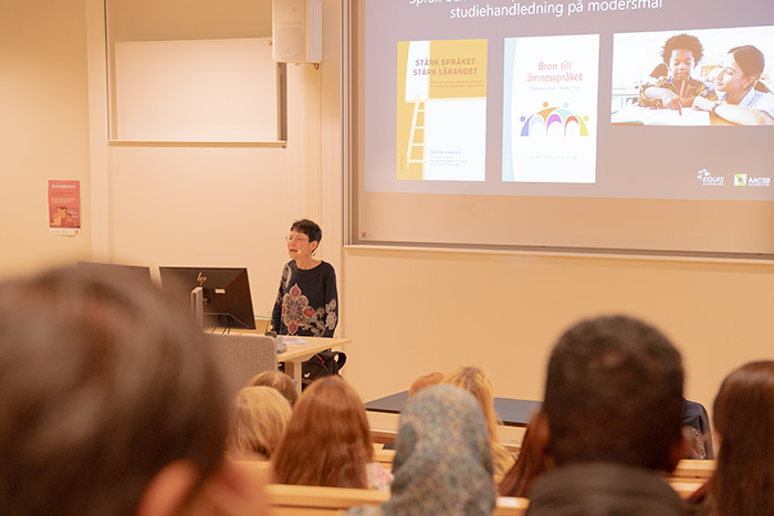 Kursledaren Susanne Evertsson Grahn håller sista föreläsningen.