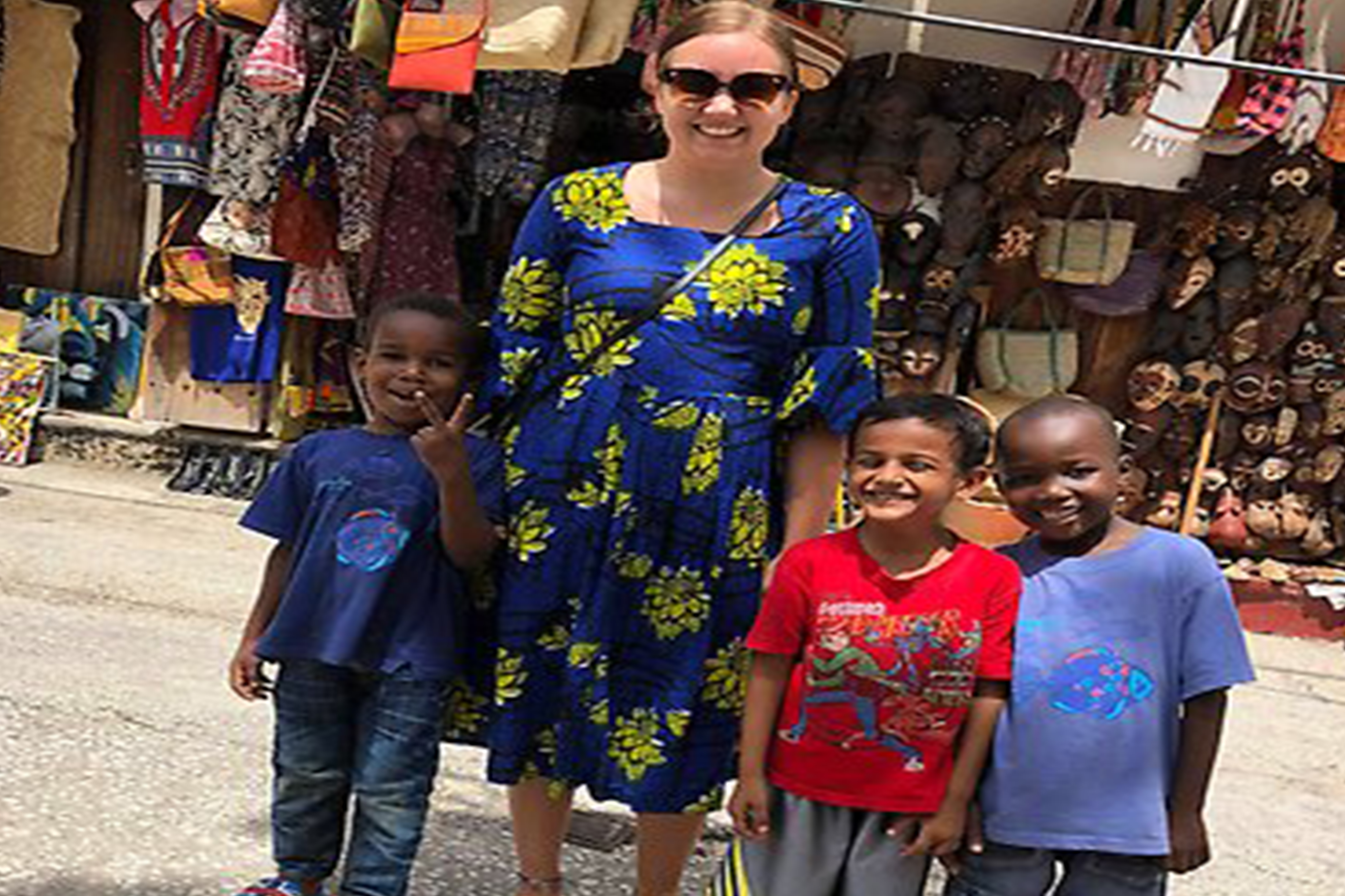 Viktoria på Zanzibar tillsammans med några barn