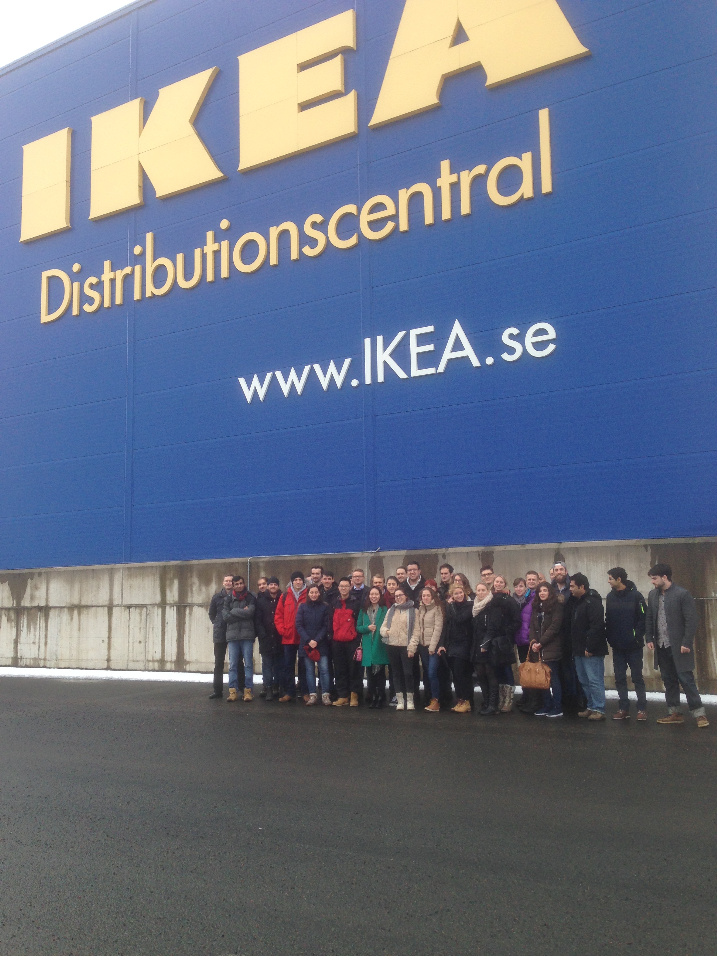 Gruppdfoto framför IKEA:s distrubutionscentral 