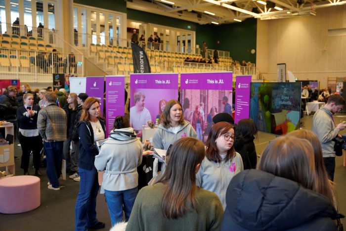 Personer på en mässa