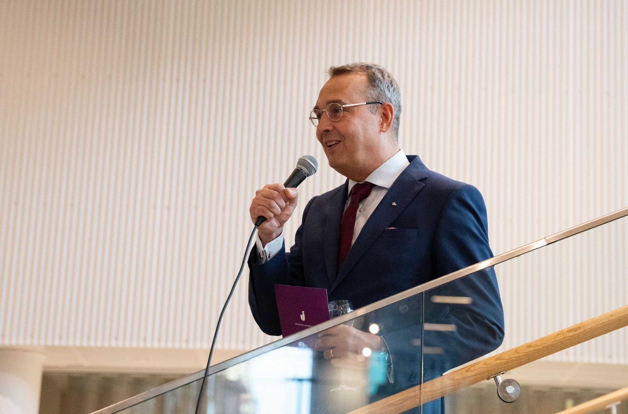 JU:s rektor Måns Svensson håller välkomsttal.