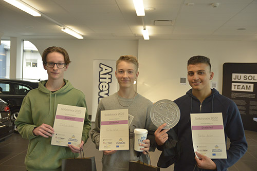 Filip Andersson, Jesper Johansson och Mohammed Al Daabais från Aleholmsskolan i Sävsjö, som vann både snabbhetspriset och vandringspriset.