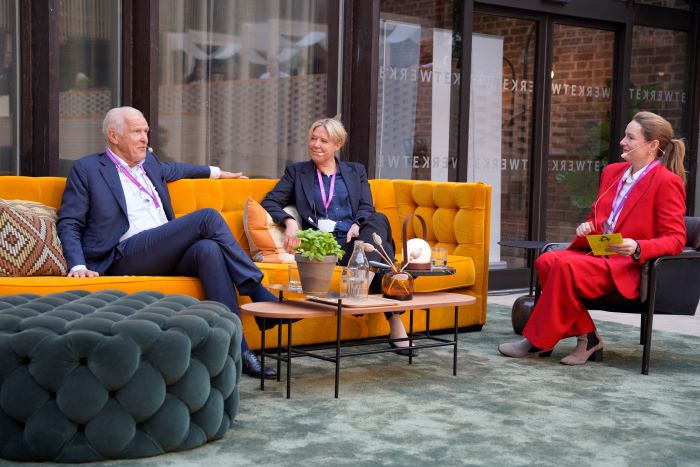 Personer samtalar i en soffa