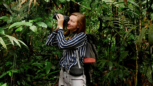 Ida, före detta student, med kamera i djungeln