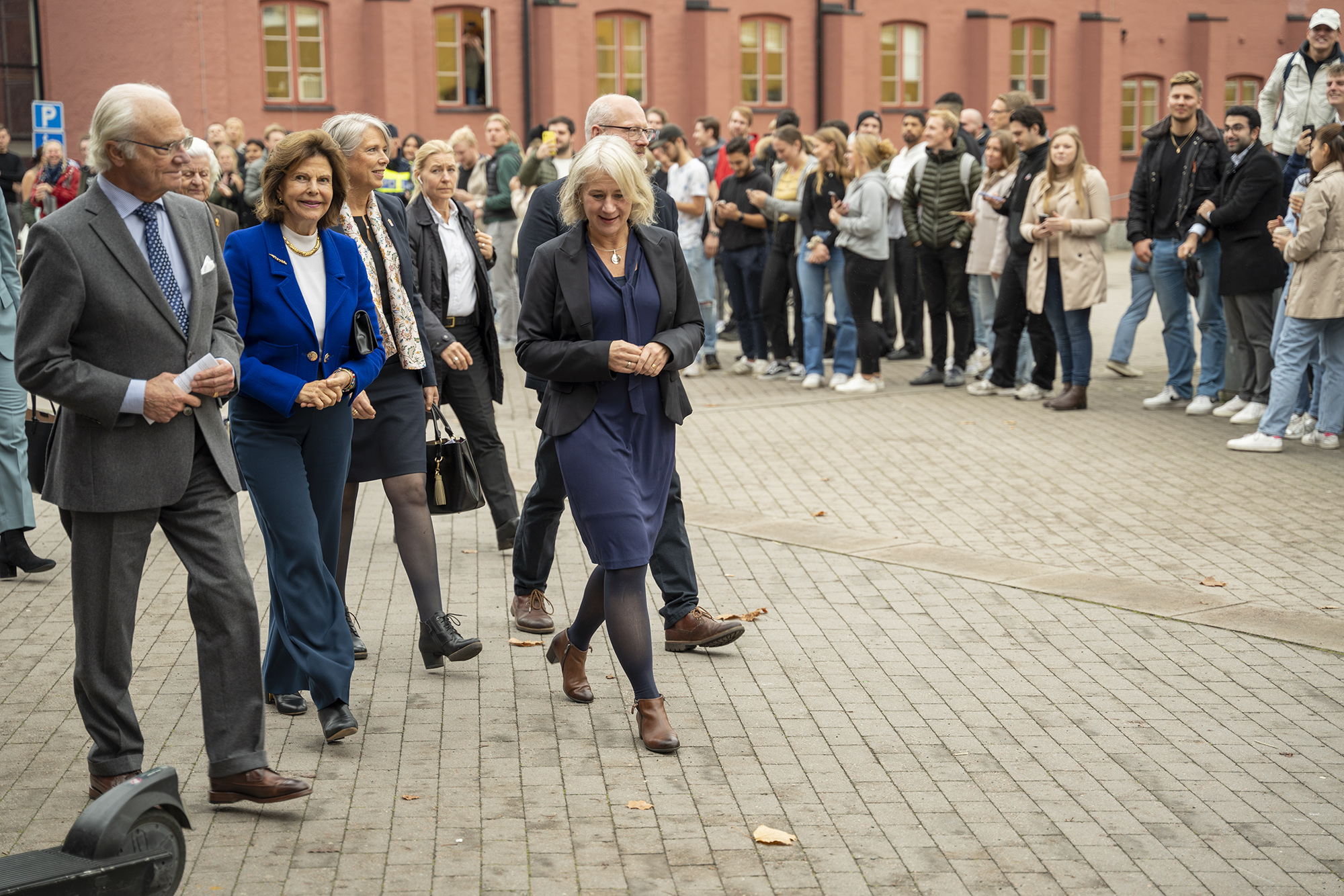 Kungapartet promenerar tillsammans med rektor Agneta Marell