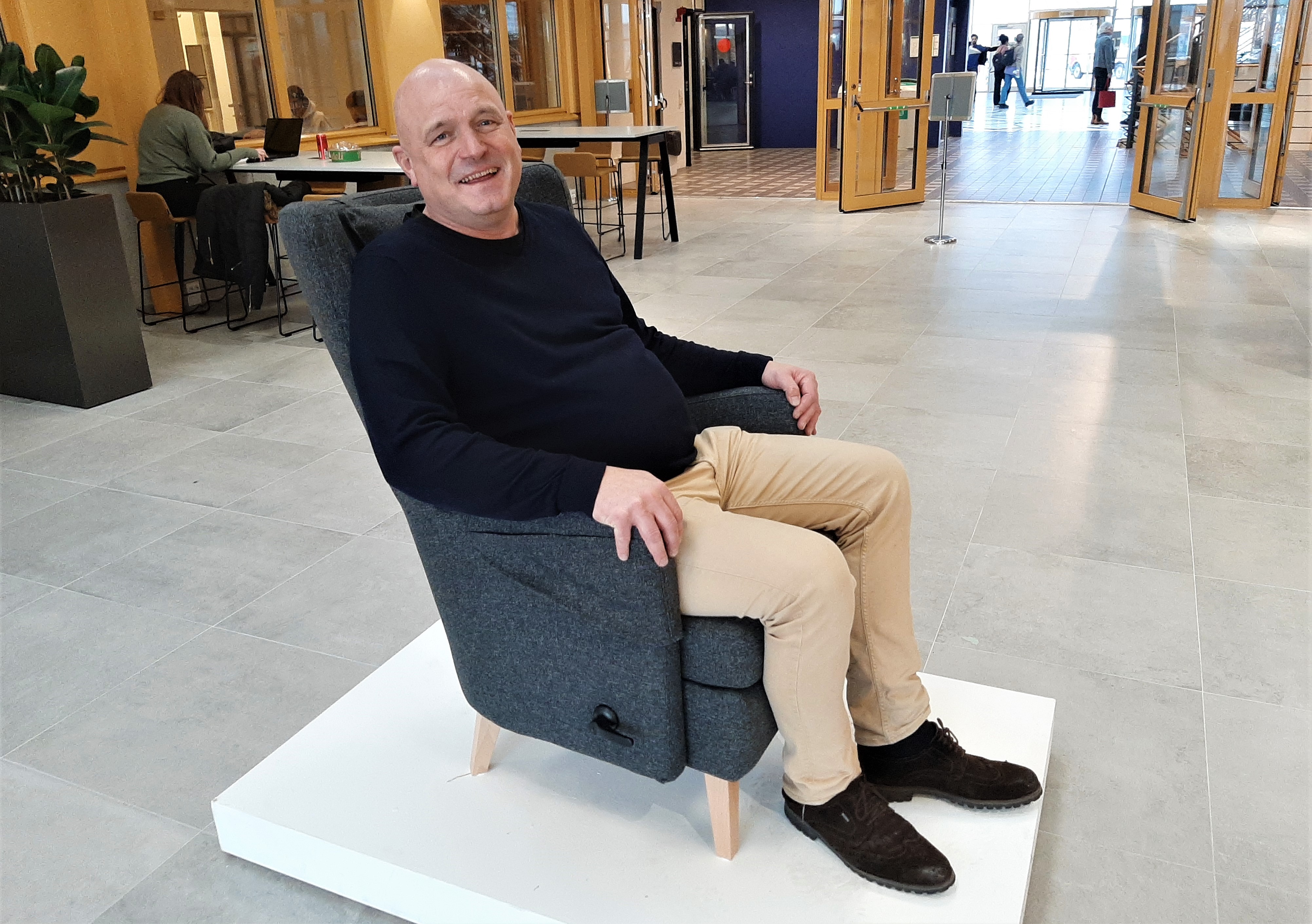 Lars Eriksson, Professor Industrial Design, in the armchair that his students have developed.