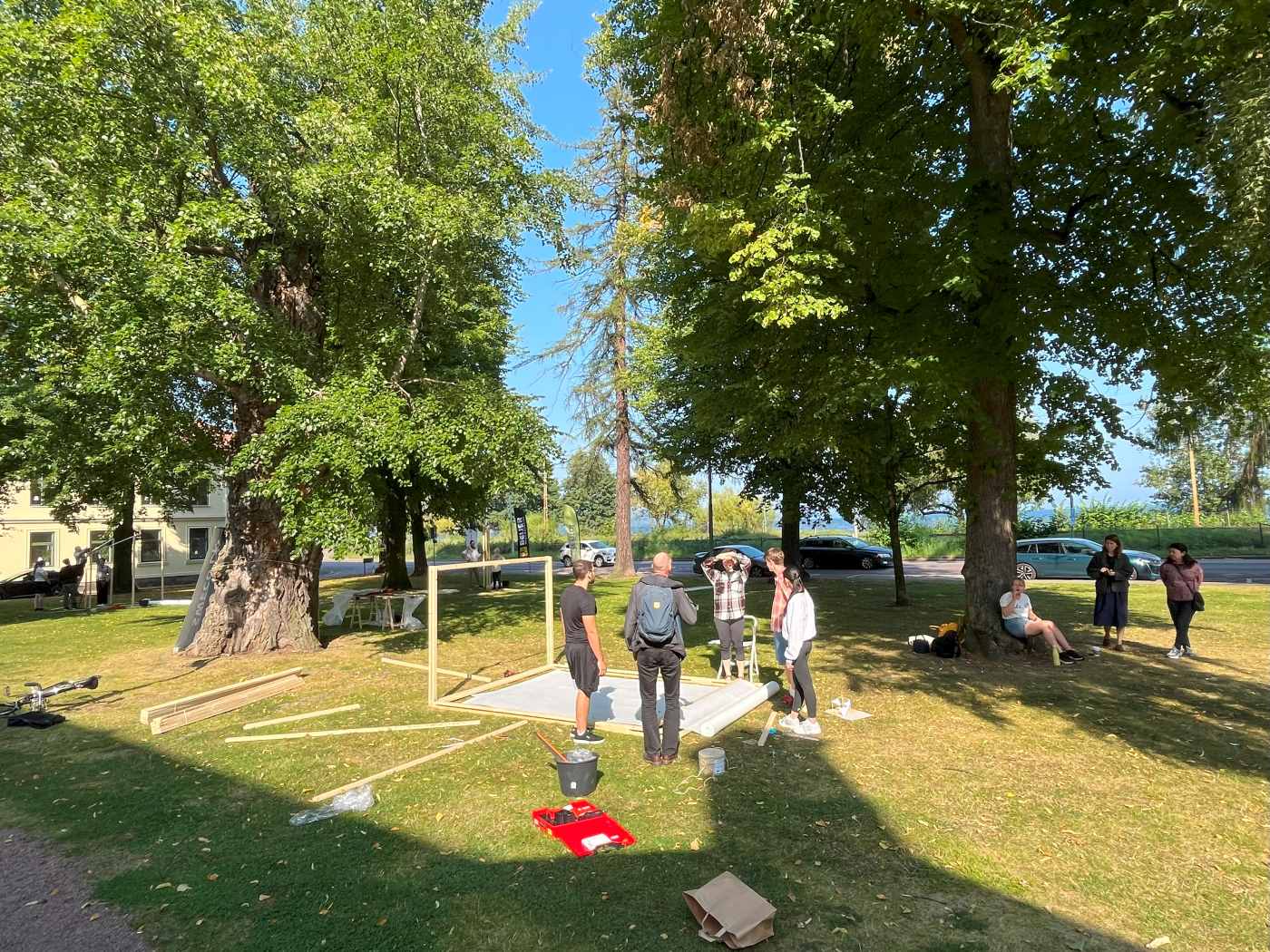 JTH-studenter i Kristine kyrkpark i Jönköping.