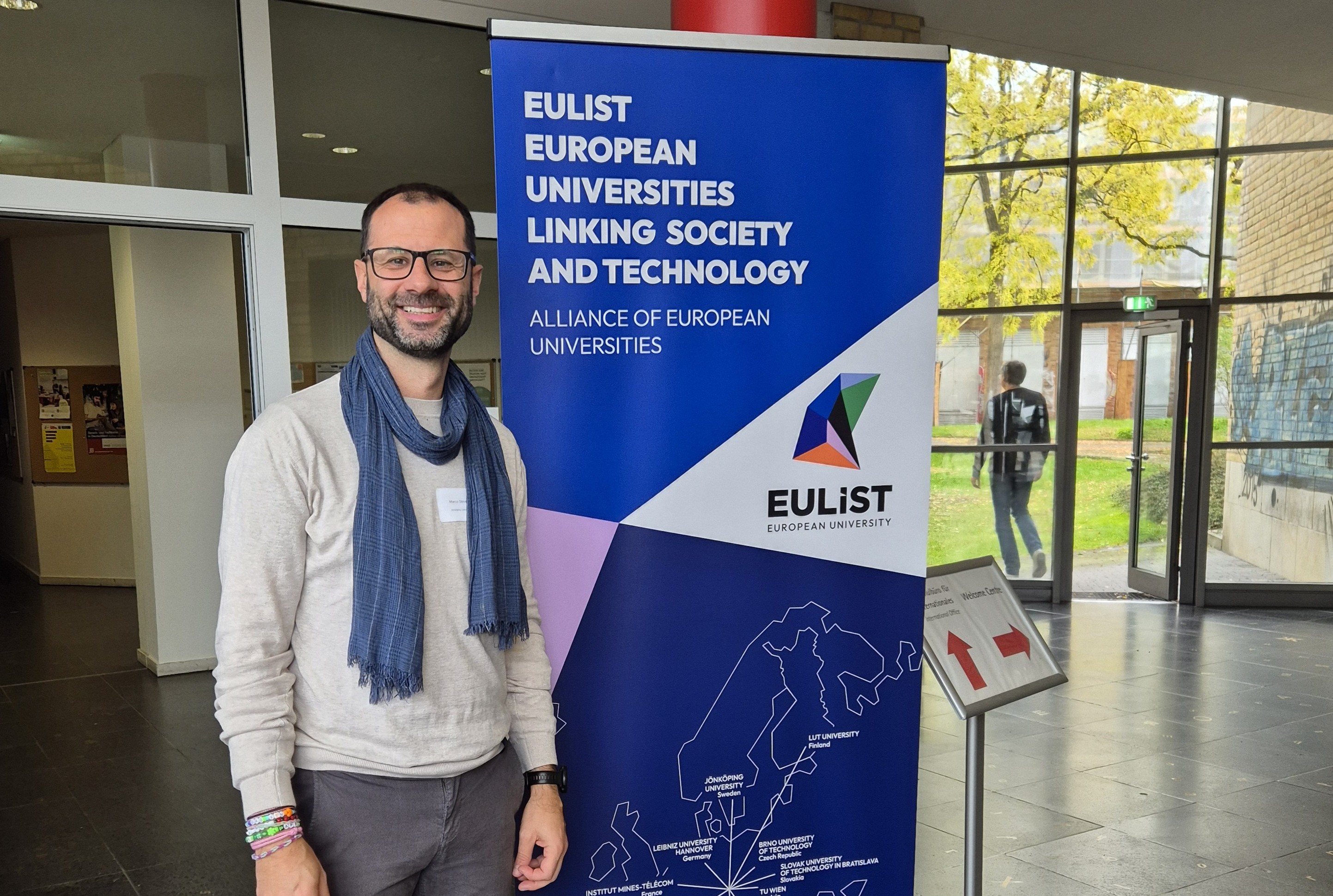 En man som står framför en rollup 