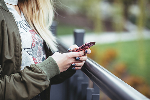 ungdom med mobiltelefon