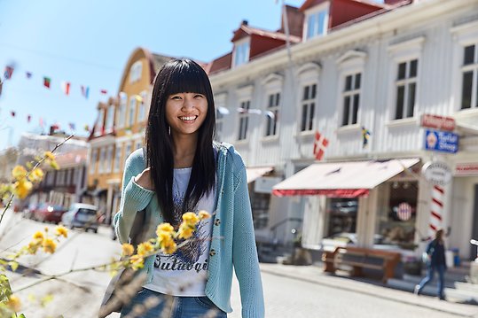 Photo of smiling woman on the main street of Gränna